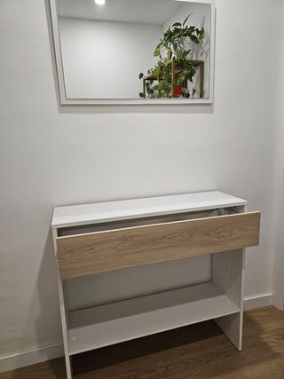 Mueble recibidor estrecho blanco y madera