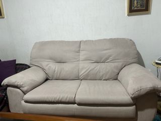Sofá de tela beige
