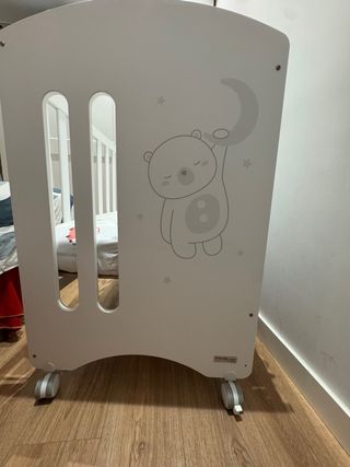 Cuna de bebé con estampado infantil