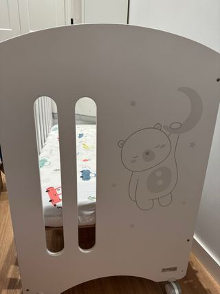 Cuna de bebé con estampado infantil