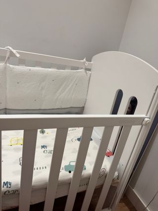 Cuna de bebé con estampado infantil