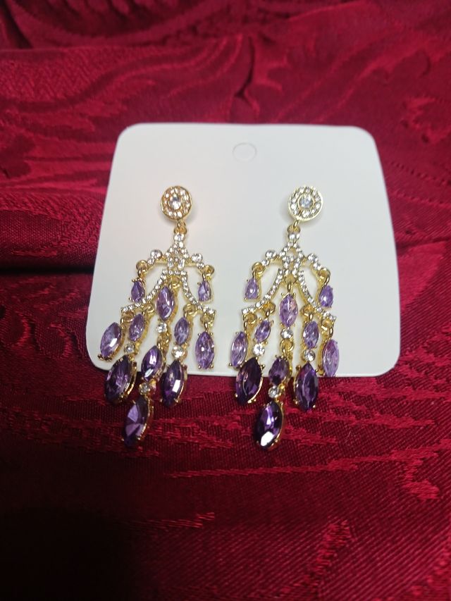 Pendientes dorados con piedras moradas