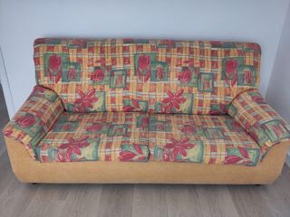 Sofá de tela multicolor con estampado floral