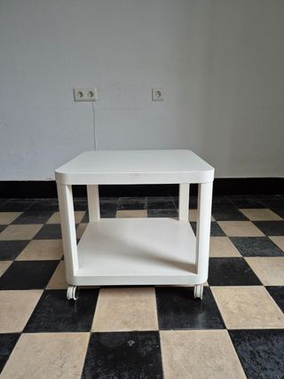 Mesa auxiliar Tingby Ikea blanca con ruedas