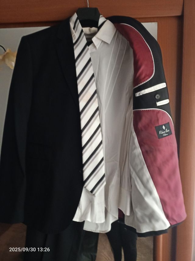 Traje de hombre azul con corbata rosa