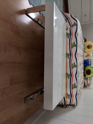 Mesa blanca y multicolor de metal y madera