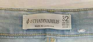 Pantalón vaquero Stradivarius azul claro