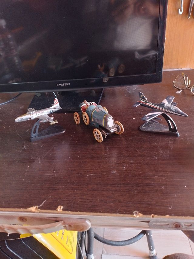 Aviones de guerra y coche antiguo