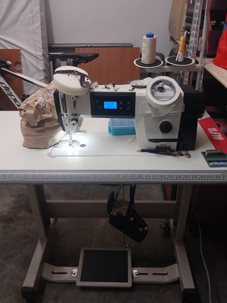 Máquina de coser industrial recta y overlock