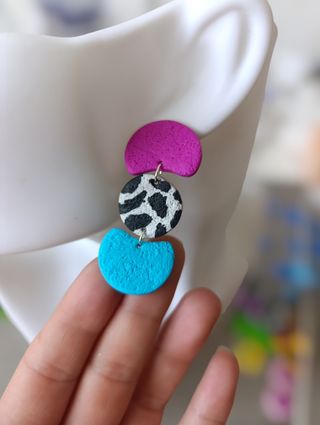 Pendientes únicos fucsia y turquesa