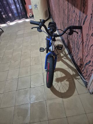 Bicicleta infantil azul y roja