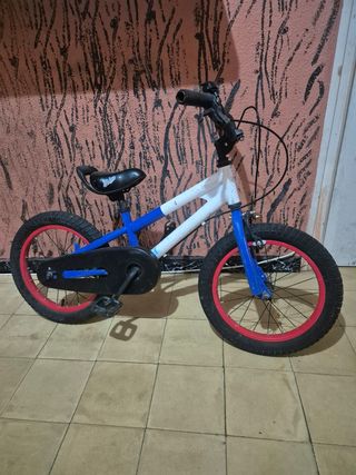 Bicicleta infantil azul y roja
