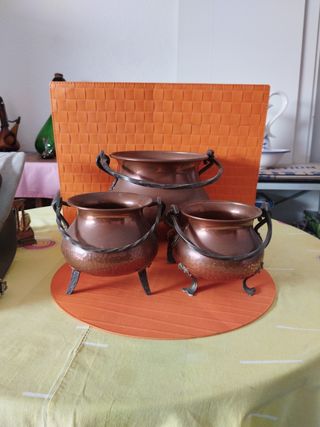 Juego de 3 ollas de cobre con asas forjadas.