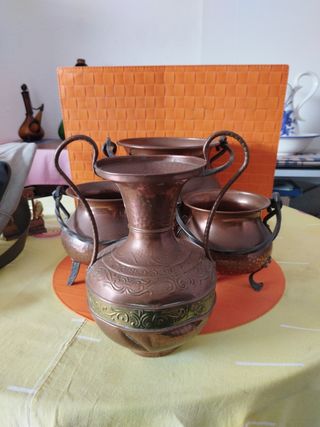 Juego de 3 ollas de cobre con asas forjadas.
