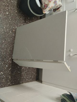 Mesa de cocina blanca .