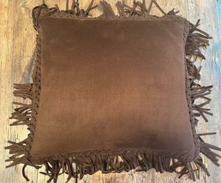 Cuscino Zara Home in pelle scamosciata marrone con frange 45x45
