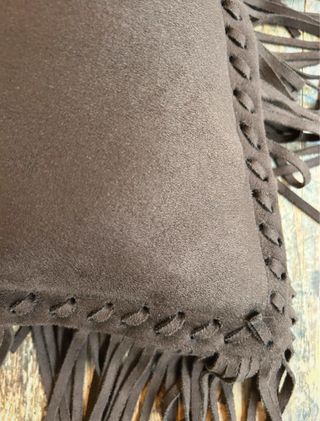 Cuscino Zara Home in pelle scamosciata marrone con frange 45x45