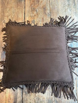 Cuscino Zara Home in pelle scamosciata marrone con frange 45x45