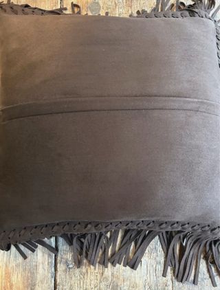 Cuscino Zara Home in pelle scamosciata marrone con frange 45x45