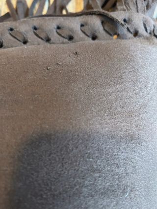 Cuscino Zara Home in pelle scamosciata marrone con frange 45x45