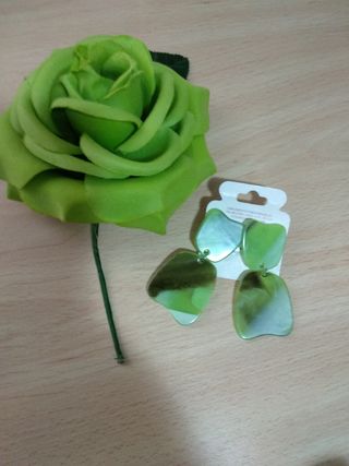 Flor y pendientes flamenca verde