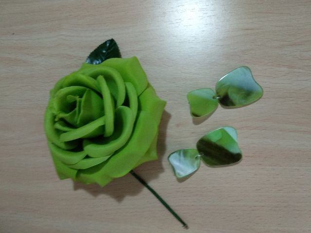 Flor y pendientes flamenca verde