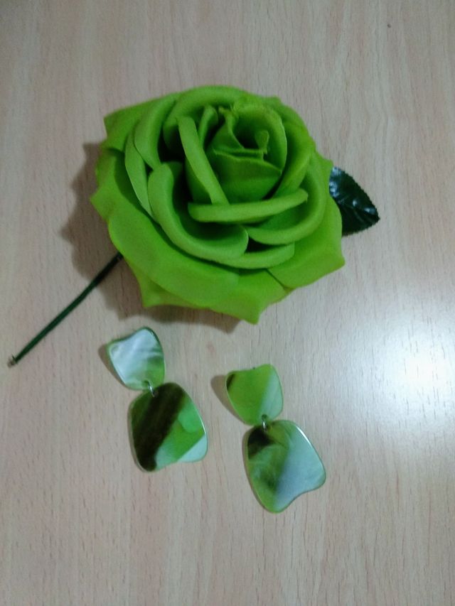 Flor y pendientes flamenca verde