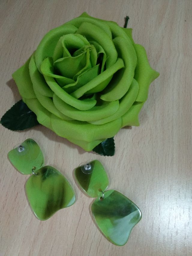 Flor y pendientes flamenca verde