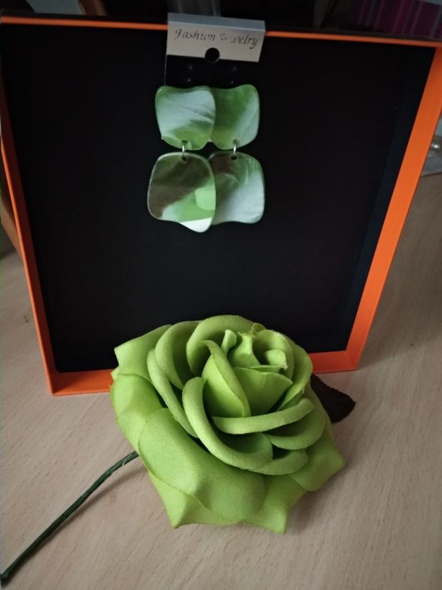 Flor y pendientes flamenca verde