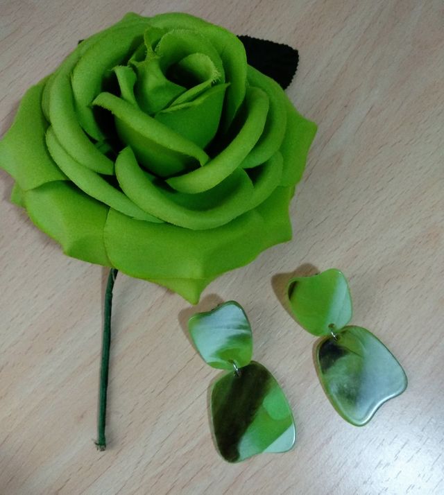 Flor y pendientes flamenca verde
