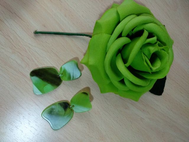 Flor y pendientes flamenca verde
