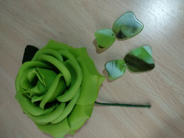 Flor y pendientes flamenca verde