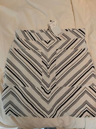 Falda de mujer con estampado geométrico