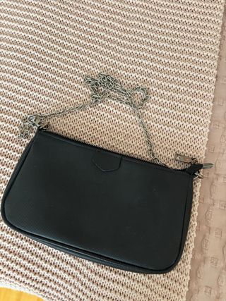Bolso negro básico con cadena