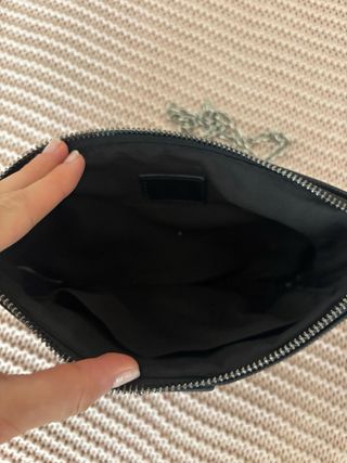 Bolso negro básico con cadena