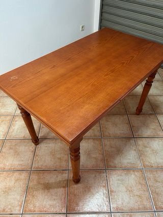 Mesa de comedor de madera