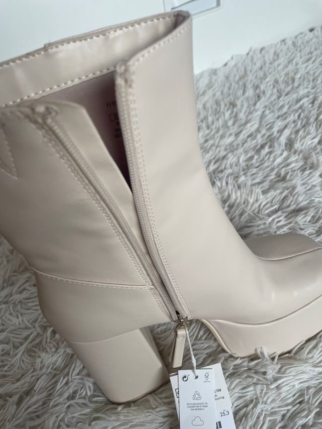 Botas Bershka Beige Talla 39 con tacón grande
