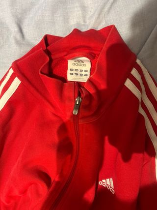 Chaqueta Adidas Roja con Rayas Blancas