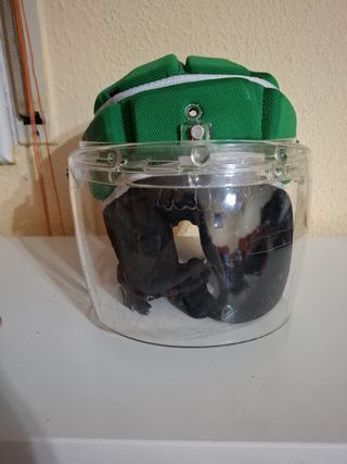 Casco de hockey verde con visera