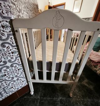 Cuna de bebé blanca