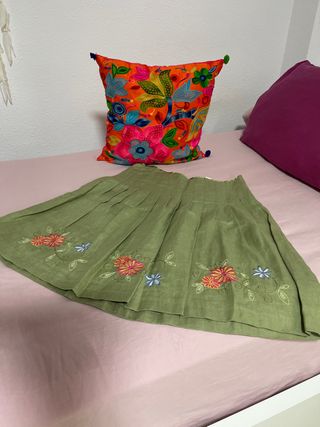 Falda verde bordada con flores