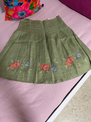 Falda verde bordada con flores