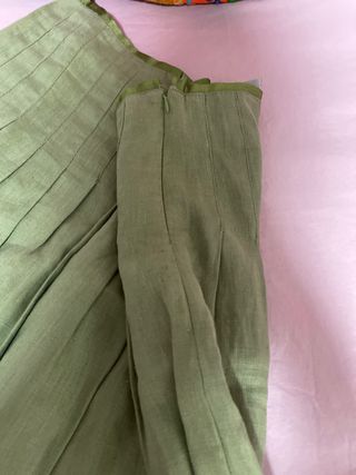 Falda verde bordada con flores
