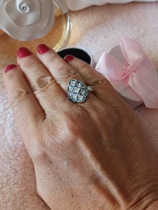 Anillo plateado con circonitas
