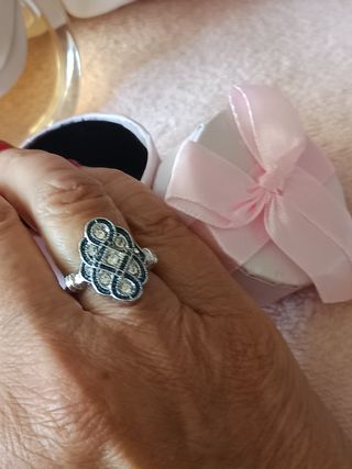 Anillo plateado con circonitas