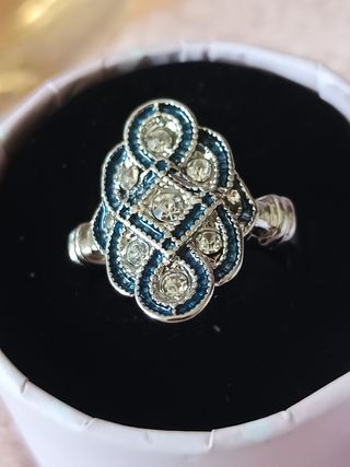 Anillo plateado con circonitas