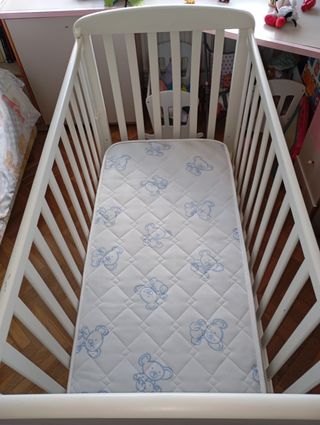 Cuna blanca con Colchón blanco con ositos