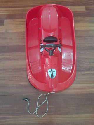 Trineo rojo con volante ,cuerda y freno