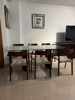 Mesa comedor cristal y sillas madera