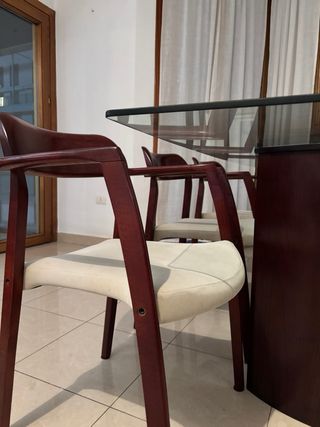 Mesa comedor cristal y sillas madera
